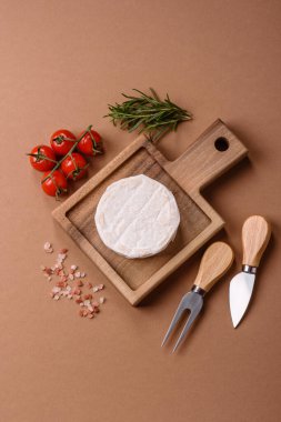 Brie ya da Camembert gibi beyaz Fransız krem peyniri kahvaltı sandviçi yapmak için mükemmeldir. Tasarımınız için gıda arka planı olarak Brie veya Camembert