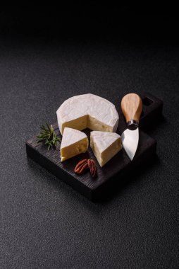 Brie ya da Camembert gibi beyaz Fransız krem peyniri kahvaltı sandviçi yapmak için mükemmeldir. Tasarımınız için gıda arka planı olarak Brie veya Camembert
