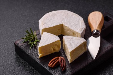 Brie ya da Camembert gibi beyaz Fransız krem peyniri kahvaltı sandviçi yapmak için mükemmeldir. Tasarımınız için gıda arka planı olarak Brie veya Camembert