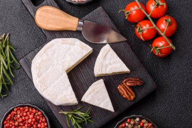 Brie ya da Camembert gibi beyaz Fransız krem peyniri kahvaltı sandviçi yapmak için mükemmeldir. Tasarımınız için gıda arka planı olarak Brie veya Camembert