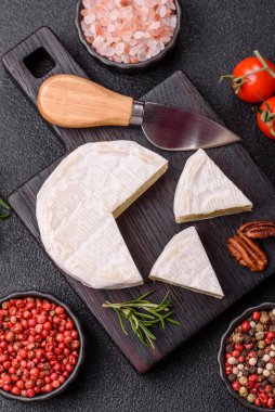 Brie ya da Camembert gibi beyaz Fransız krem peyniri kahvaltı sandviçi yapmak için mükemmeldir. Tasarımınız için gıda arka planı olarak Brie veya Camembert