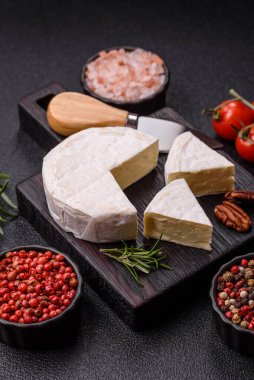 Brie ya da Camembert gibi beyaz Fransız krem peyniri kahvaltı sandviçi yapmak için mükemmeldir. Tasarımınız için gıda arka planı olarak Brie veya Camembert