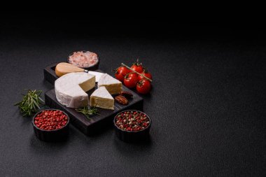 Brie ya da Camembert gibi beyaz Fransız krem peyniri kahvaltı sandviçi yapmak için mükemmeldir. Tasarımınız için gıda arka planı olarak Brie veya Camembert