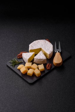 Brie ya da Camembert gibi beyaz Fransız krem peyniri kahvaltı sandviçi yapmak için mükemmeldir. Tasarımınız için gıda arka planı olarak Brie veya Camembert