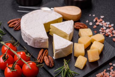 Brie ya da Camembert gibi beyaz Fransız krem peyniri kahvaltı sandviçi yapmak için mükemmeldir. Tasarımınız için gıda arka planı olarak Brie veya Camembert