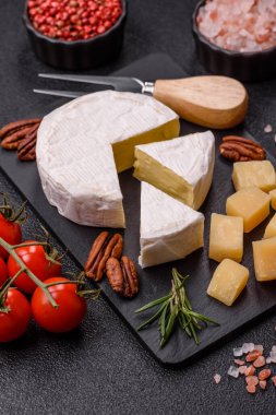 Brie ya da Camembert gibi beyaz Fransız krem peyniri kahvaltı sandviçi yapmak için mükemmeldir. Tasarımınız için gıda arka planı olarak Brie veya Camembert