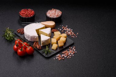 Brie ya da Camembert gibi beyaz Fransız krem peyniri kahvaltı sandviçi yapmak için mükemmeldir. Tasarımınız için gıda arka planı olarak Brie veya Camembert