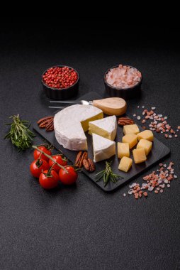 Brie ya da Camembert gibi beyaz Fransız krem peyniri kahvaltı sandviçi yapmak için mükemmeldir. Tasarımınız için gıda arka planı olarak Brie veya Camembert