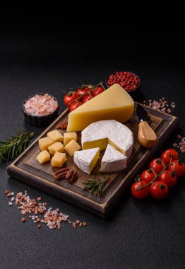 Brie ya da Camembert gibi beyaz Fransız krem peyniri kahvaltı sandviçi yapmak için mükemmeldir. Tasarımınız için gıda arka planı olarak Brie veya Camembert