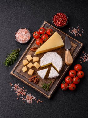 Brie ya da Camembert gibi beyaz Fransız krem peyniri kahvaltı sandviçi yapmak için mükemmeldir. Tasarımınız için gıda arka planı olarak Brie veya Camembert