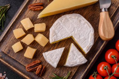 Brie ya da Camembert gibi beyaz Fransız krem peyniri kahvaltı sandviçi yapmak için mükemmeldir. Tasarımınız için gıda arka planı olarak Brie veya Camembert