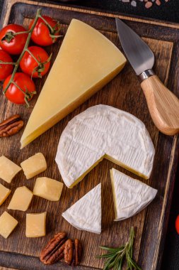 Brie ya da Camembert gibi beyaz Fransız krem peyniri kahvaltı sandviçi yapmak için mükemmeldir. Tasarımınız için gıda arka planı olarak Brie veya Camembert