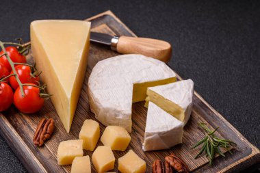 Brie ya da Camembert gibi beyaz Fransız krem peyniri kahvaltı sandviçi yapmak için mükemmeldir. Tasarımınız için gıda arka planı olarak Brie veya Camembert