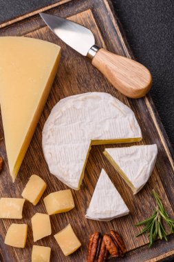 Brie ya da Camembert gibi beyaz Fransız krem peyniri kahvaltı sandviçi yapmak için mükemmeldir. Tasarımınız için gıda arka planı olarak Brie veya Camembert