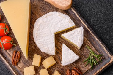 Brie ya da Camembert gibi beyaz Fransız krem peyniri kahvaltı sandviçi yapmak için mükemmeldir. Tasarımınız için gıda arka planı olarak Brie veya Camembert