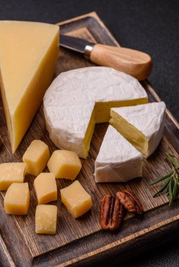 Brie ya da Camembert gibi beyaz Fransız krem peyniri kahvaltı sandviçi yapmak için mükemmeldir. Tasarımınız için gıda arka planı olarak Brie veya Camembert