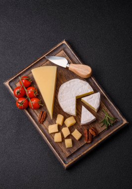 Brie ya da Camembert gibi beyaz Fransız krem peyniri kahvaltı sandviçi yapmak için mükemmeldir. Tasarımınız için gıda arka planı olarak Brie veya Camembert