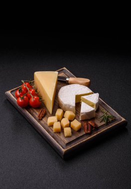 Brie ya da Camembert gibi beyaz Fransız krem peyniri kahvaltı sandviçi yapmak için mükemmeldir. Tasarımınız için gıda arka planı olarak Brie veya Camembert