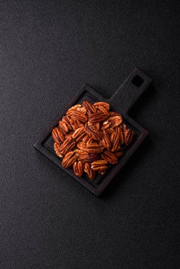 Sağlıklı yiyecek ve atıştırmalıklar için soyulmuş ve kavrulmuş ceviz. Tasarımın için fındık ezmesi..