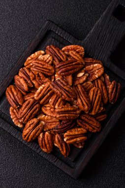 Sağlıklı yiyecek ve atıştırmalıklar için soyulmuş ve kavrulmuş ceviz. Tasarımın için fındık ezmesi..