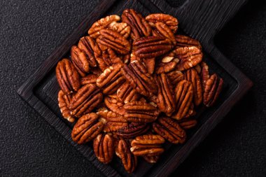 Sağlıklı yiyecek ve atıştırmalıklar için soyulmuş ve kavrulmuş ceviz. Tasarımın için fındık ezmesi..