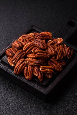 Sağlıklı yiyecek ve atıştırmalıklar için soyulmuş ve kavrulmuş ceviz. Tasarımın için fındık ezmesi..