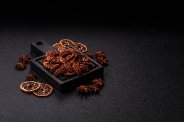 Sağlıklı yiyecek ve atıştırmalıklar için soyulmuş ve kavrulmuş ceviz. Tasarımın için fındık ezmesi..