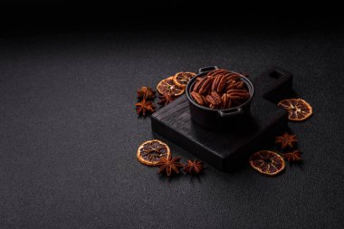 Sağlıklı yiyecek ve atıştırmalıklar için soyulmuş ve kavrulmuş ceviz. Tasarımın için fındık ezmesi..