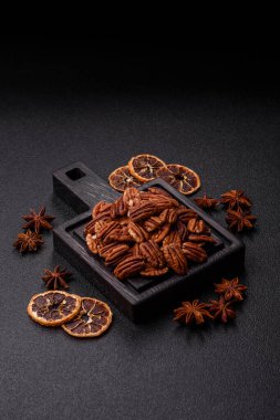 Sağlıklı yiyecek ve atıştırmalıklar için soyulmuş ve kavrulmuş ceviz. Tasarımın için fındık ezmesi..