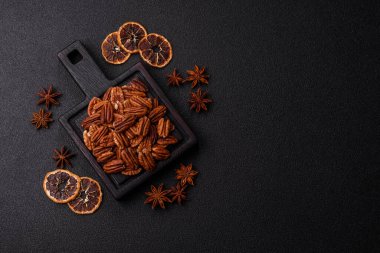 Sağlıklı yiyecek ve atıştırmalıklar için soyulmuş ve kavrulmuş ceviz. Tasarımın için fındık ezmesi..