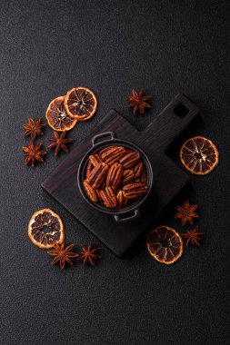 Sağlıklı yiyecek ve atıştırmalıklar için soyulmuş ve kavrulmuş ceviz. Tasarımın için fındık ezmesi..