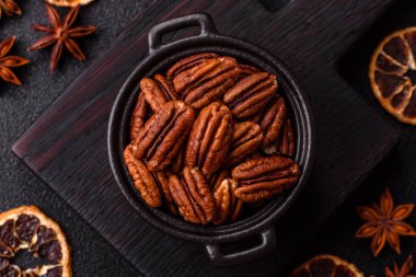 Sağlıklı yiyecek ve atıştırmalıklar için soyulmuş ve kavrulmuş ceviz. Tasarımın için fındık ezmesi..