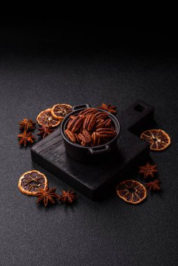 Sağlıklı yiyecek ve atıştırmalıklar için soyulmuş ve kavrulmuş ceviz. Tasarımın için fındık ezmesi..