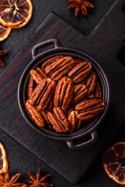 Sağlıklı yiyecek ve atıştırmalıklar için soyulmuş ve kavrulmuş ceviz. Tasarımın için fındık ezmesi..