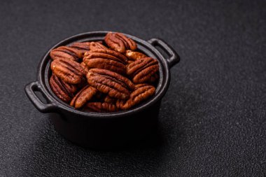 Sağlıklı yiyecek ve atıştırmalıklar için soyulmuş ve kavrulmuş ceviz. Tasarımın için fındık ezmesi..