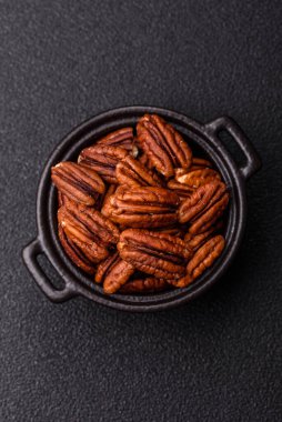 Sağlıklı yiyecek ve atıştırmalıklar için soyulmuş ve kavrulmuş ceviz. Tasarımın için fındık ezmesi..