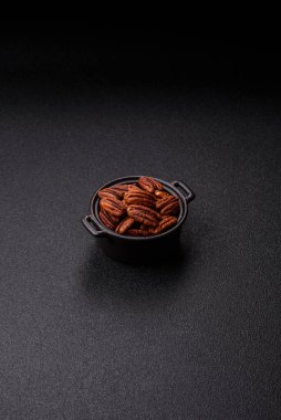 Sağlıklı yiyecek ve atıştırmalıklar için soyulmuş ve kavrulmuş ceviz. Tasarımın için fındık ezmesi..