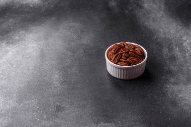 Sağlıklı yiyecek ve atıştırmalıklar için soyulmuş ve kavrulmuş ceviz. Tasarımın için fındık ezmesi..