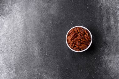 Sağlıklı yiyecek ve atıştırmalıklar için soyulmuş ve kavrulmuş ceviz. Tasarımın için fındık ezmesi..