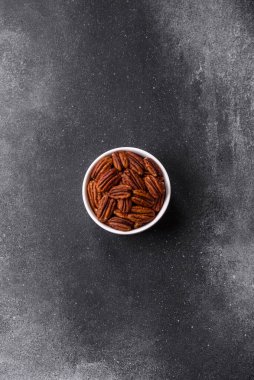 Sağlıklı yiyecek ve atıştırmalıklar için soyulmuş ve kavrulmuş ceviz. Tasarımın için fındık ezmesi..