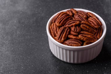 Sağlıklı yiyecek ve atıştırmalıklar için soyulmuş ve kavrulmuş ceviz. Tasarımın için fındık ezmesi..