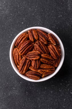 Sağlıklı yiyecek ve atıştırmalıklar için soyulmuş ve kavrulmuş ceviz. Tasarımın için fındık ezmesi..