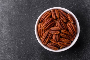 Sağlıklı yiyecek ve atıştırmalıklar için soyulmuş ve kavrulmuş ceviz. Tasarımın için fındık ezmesi..