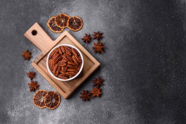 Sağlıklı yiyecek ve atıştırmalıklar için soyulmuş ve kavrulmuş ceviz. Tasarımın için fındık ezmesi..