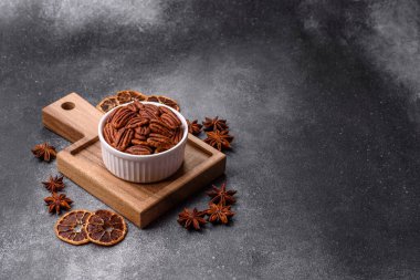 Sağlıklı yiyecek ve atıştırmalıklar için soyulmuş ve kavrulmuş ceviz. Tasarımın için fındık ezmesi..