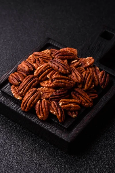 Sağlıklı yiyecek ve atıştırmalıklar için soyulmuş ve kavrulmuş ceviz. Tasarımın için fındık ezmesi..