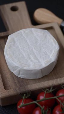 Brie ya da Camembert gibi beyaz Fransız krem peyniri kahvaltı sandviçi yapmak için mükemmeldir. Tasarımınız için gıda arka planı olarak Brie veya Camembert