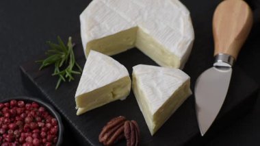 Brie ya da Camembert gibi beyaz Fransız krem peyniri kahvaltı sandviçi yapmak için mükemmeldir. Tasarımınız için gıda arka planı olarak Brie veya Camembert