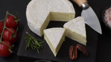 Brie ya da Camembert gibi beyaz Fransız krem peyniri kahvaltı sandviçi yapmak için mükemmeldir. Tasarımınız için gıda arka planı olarak Brie veya Camembert