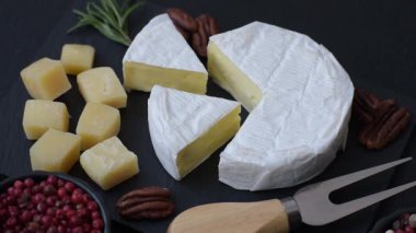 Brie ya da Camembert gibi beyaz Fransız krem peyniri kahvaltı sandviçi yapmak için mükemmeldir. Tasarımınız için gıda arka planı olarak Brie veya Camembert